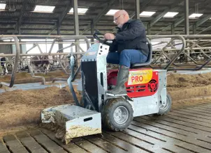 Batteridriven redskapsbarare med godselskrapa