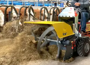 Batteridriven redskapsbarare med fodermixer.