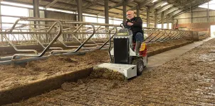 Bensindriven redskapsbarare med godselskrapa